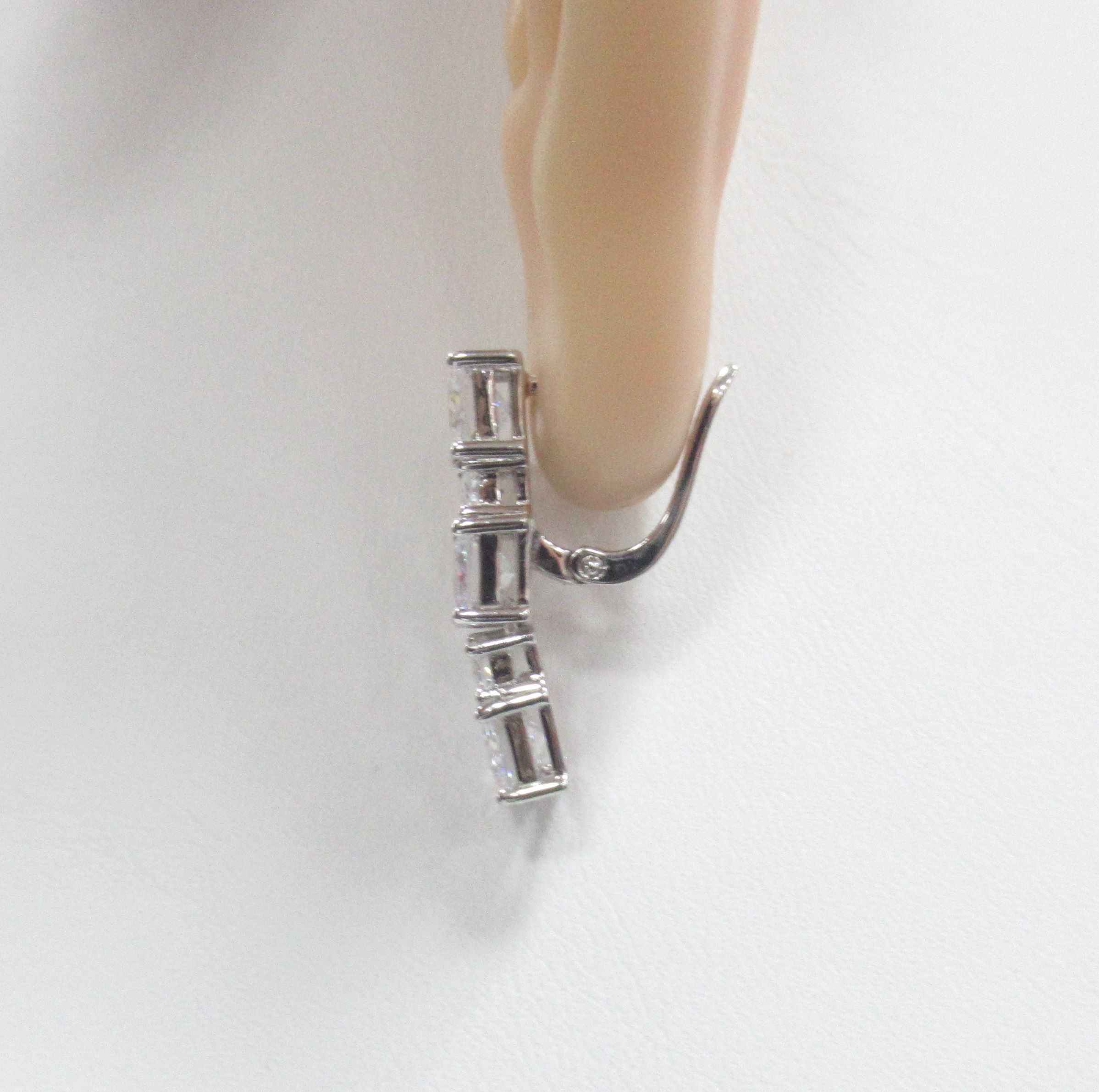Серебряные серьги 925 пробы; вставки 10 Куб. Цирконий бесцв. 12,8ct;